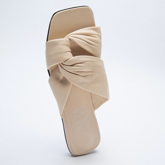 NWT. Zara Low Heeled Leather Sandal. Size 9. - Picture 1 of 6